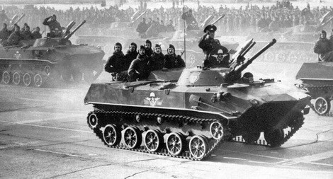 BMD-1 duyệt binh thời Liên Xô.