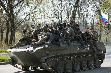 Thiết giáp chở quân BTR-D của lính dù Ukraine treo cờ Nga thể hiện sự ủng hộ người biểu tình thân Nga ở miền Đông.