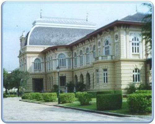 Ngoài tòa nhà chính phủ được dùng để làm việc, còn có một dinh thự chính thức dành cho thủ tướng, đó là Phitsanulok Mansion.