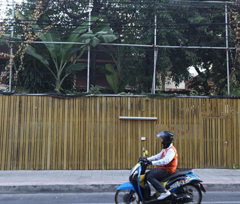 Tư dinh nằm ở số 31 Sukhumvit Soi của cựu Thủ tướng, lãnh đạo Đảng Dân chủ đối lập của Thái Lan, Abhisit Vejjajiva.