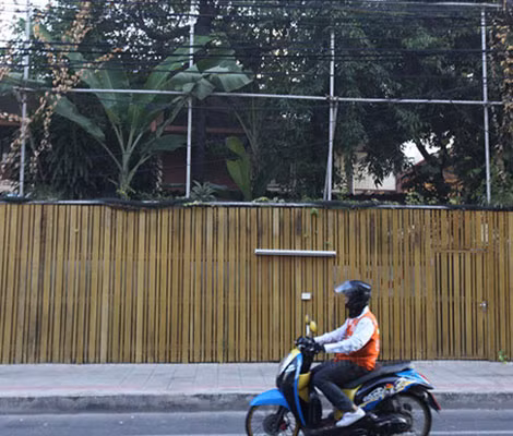 Tư dinh nằm ở số 31 Sukhumvit Soi của cựu Thủ tướng, lãnh đạo Đảng Dân chủ đối lập của Thái Lan, Abhisit Vejjajiva.