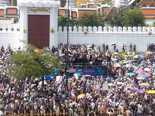 Trong khi đó, lãnh đạo phe biểu tình ông Suthep Taugsuban từ lâu coi tòa nhà chính phủ trên đường Chaeng Wattana làm nơi nghỉ ngơi của mình.