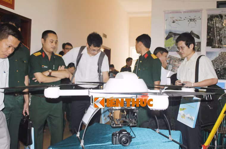 Trong khuôn khổ Hội nghị Khoa học ngành địa hình quân sự, Cục Bản đồ (Bộ Tổng tham mưu) đã giới thiệu mẫu UAV MD4-1000 đang được đơn vị này nghiên cứu ứng dụng trong thành lập bản đồ 3D độ chính xác cao, phục vụ tốt cho hoạt động tác chiến quân sự.