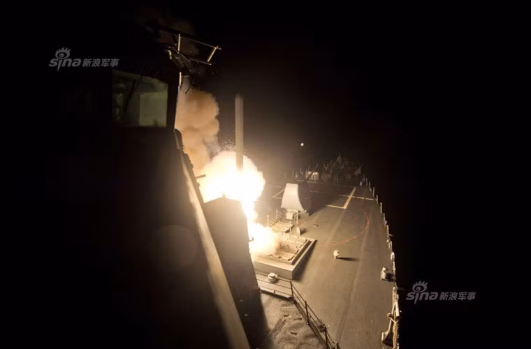 Tuy nhiên, mở đầu cuộc không kích quy mô lại không phải là loạt bom, tên lửa từ máy bay mà là vũ khí quen thuộc mà Mỹ thường xuyên sử dụng kể từ cuộc chiến tranh vùng Vịnh 1991 – tên lửa hành trình đối đất BGM-109 Tomahawk.