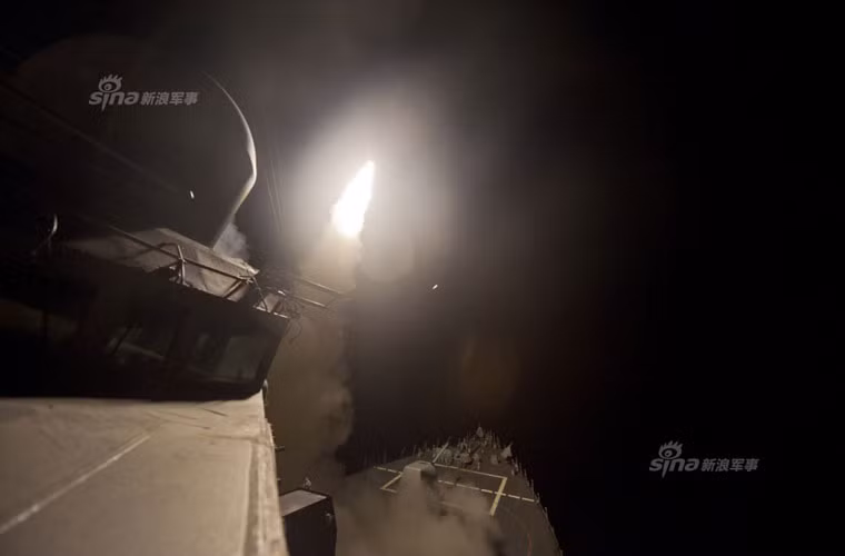 Ngoài DDG-51, Tomahawk còn được phóng đi từ bệ phóng trên tàu tuần dương tên lửa USS Philippines Sea (CG-58). Tổng cộng, 47 quả Tomahawk đã được phóng đi vào rạng sáng ngày 23/9.