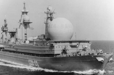 Mái vòm khổng lồ che radar được lắp trên thượng tầng soái hạm Ural (SSV-33).