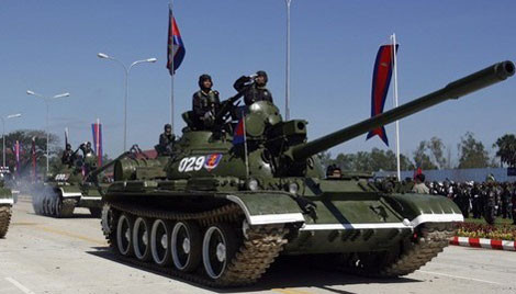Xe tăng T-54/55 Campuchia trong duyệt binh.