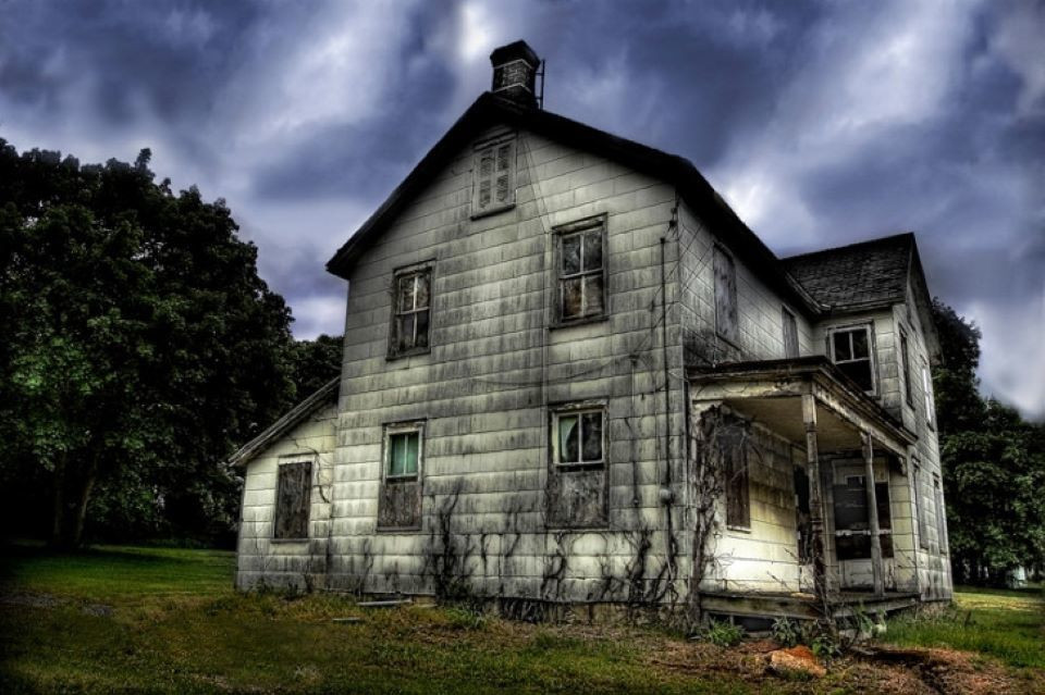  Thế nào là nhà tụ khí âm và tán lộc? Theo chia sẻ của các chuyên gia phong thủy thì trong mỗi một ngôi nhà đều có khí âm và khí dương, nếu một ngôi nhà tích tụ quá nhiều khi âm sẽ khiến cho người sống trong nhà luôn cảm thấy mệt mỏi, bất an, dễ nảy sinh cãi vã đau ốm không tốt chút nào. Đồng thời, người sống trong nhà thường gặp khó khăn trong công việc làm ăn, kinh doanh tiền bạc dễ hao hút tán tài. 