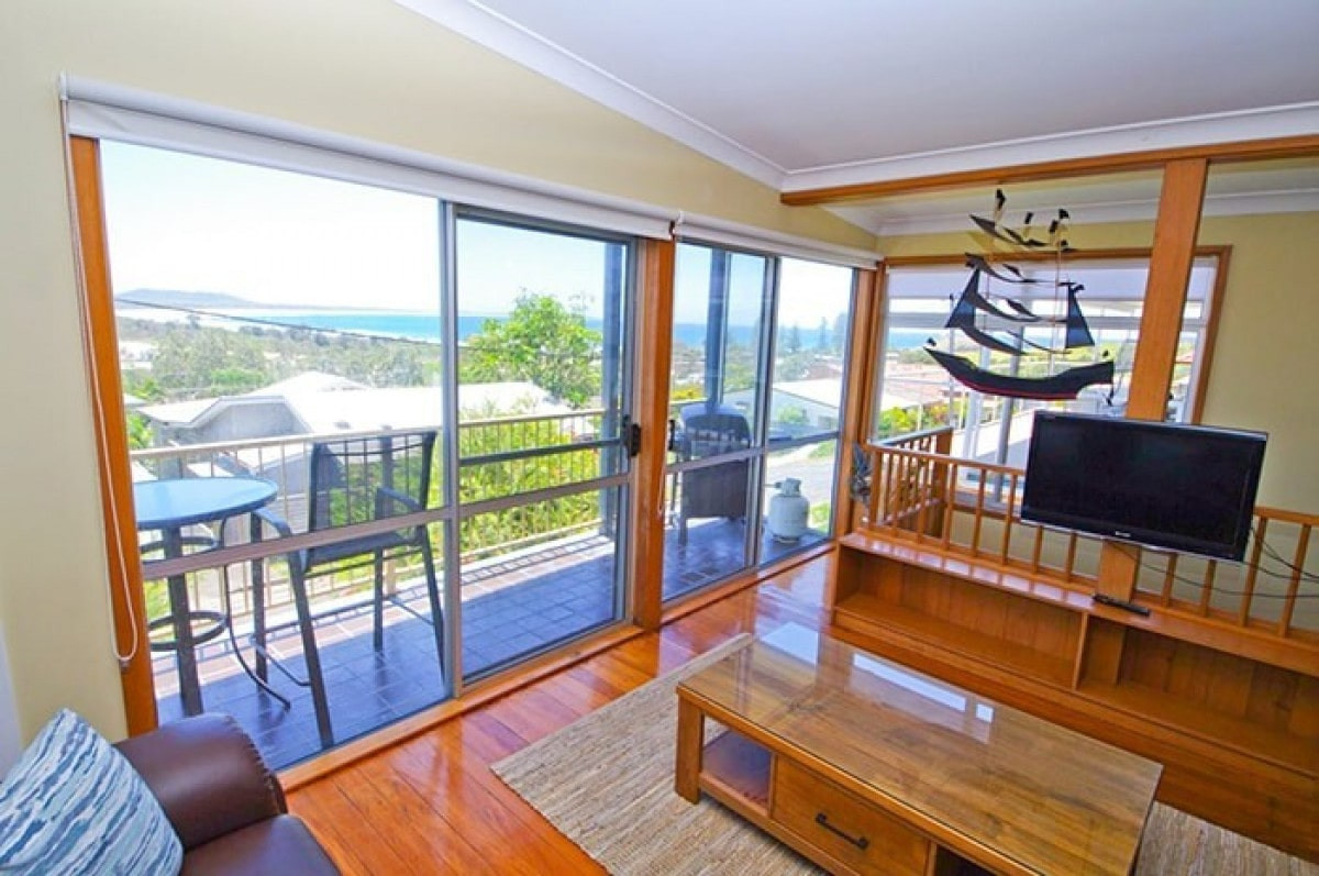  Thêm vào đó, bạn cũng có thể tăng cường dương khí bằng cách thiết kế nội thất đồ đạc trong nhà sao cho phù hợp phong thủy. Điều này vừa cải thiện tính mỹ thuật cho ngôi nhà, vừa giúp tích lộc, giúp gia chủ ăn nên làm ra. (* Thông tin chỉ mang tính tham khảo).