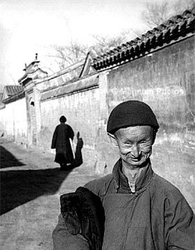 Vào năm Càn Long thứ 49 (năm 1784), một thái giám xin phép nghỉ ba ngày để về thăm mẹ vì bà ốm nặng. Sau khi về nhà, mẹ mất nên thái giám đó phải làm đám tang cho mẹ. Công việc xong xuôi, anh ta vội vã trở lại cung thì muộn nửa ngày. Sau đó anh ta phải làm việc tại chuồng ngựa trong 3 năm.Vì thế, ngoài cuộc sống vật chất thiếu thốn thì áp lực tinh thần của các thái giám cũng rất nặng nề. Họ luôn sống trong tâm trạng nơm nớp lo sợ, luôn phải nhìn trước ngó sau.