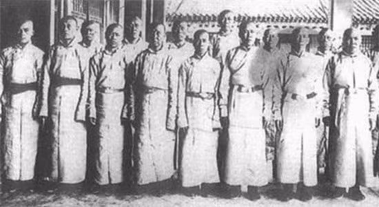 Cuộc sống thường ngày bình lặng, buồn chán cũng là một sự dày vò đối với thái giám trong cung. Trong ca trực họ không có nhiều việc để làm. Khi không trực thì ngoài phục vụ đại thái giám, họ không có việc gì khác. Chỉ quanh quẩn ở một khu nhà cũng khiến họ chán chường. Ngoài ra họ còn là nơi xả những bực dọc của các đại thái giám. Theo các nhà nghiên cứu, buồn chán, bí bách, áp lực, tự ti là những “vòng kim cô” của những người thái giám. Vì thế họ trở nên nhu nhược, luôn sợ hãi. Thời nhà Thanh, rất nhiều thái giám tự sát.