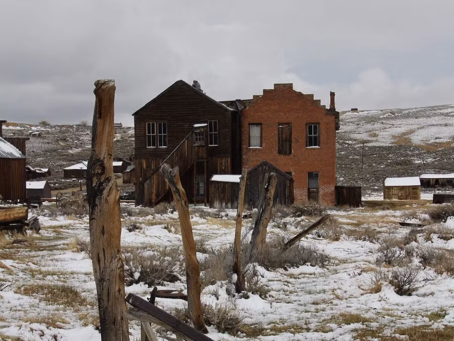 Nhiều người đồn đại về "lời nguyền Bondie". Truyền thuyết kể lại nếu lấy bất cứ thứ từ Bondie, bạn sẽ gặp xui xẻo. Do đó, trạm kiểm lâm địa phương vẫn thường nhận được đồ đạc trả lại từ du khách kèm thư xin lỗi.