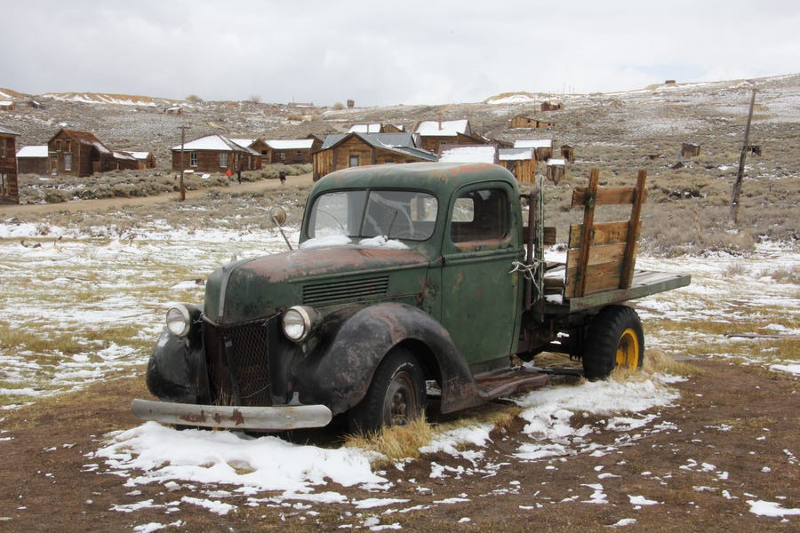 "Khi thị trấn đóng cửa, 6 người dân vẫn quyết ở lại. 5 người đã chết trong những hoàn cảnh kỳ lạ", Dennis chia sẻ.