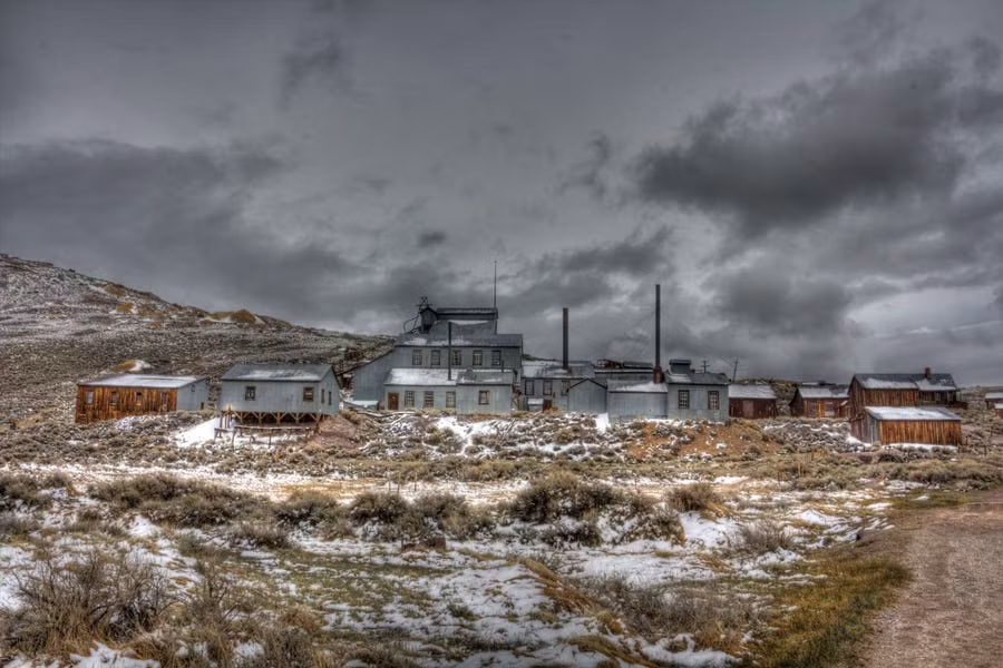 Vào thời kỳ hoàng kim, Bondie là trung tâm khai thác vàng với hơn 1.000 người sinh sống và khoảng 250 tòa nhà được xây dựng. Ngoài ra, nơi này cũng là một thị trấn miền Tây đầy rẫy nguy hiểm, nhiều tệ nạn như ma túy, nhà thổ, cờ bạc...