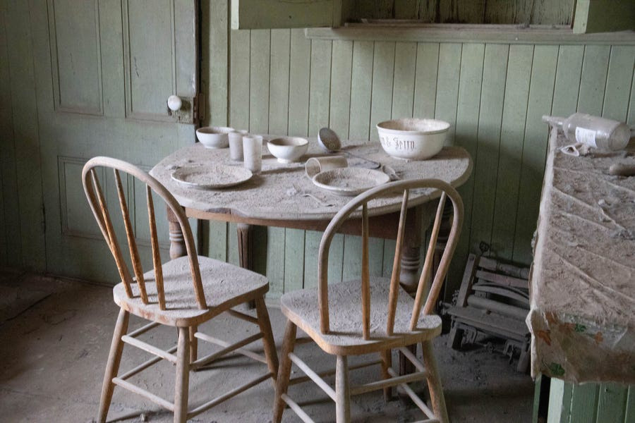 "Lần đầu đến đây, tôi có cảm giác người dân đã bị người ngoài hành tinh bắt cóc. Họ dọn đồ ngay sau bữa tối. Thức ăn còn vương trên bàn và bếp", ông nói.