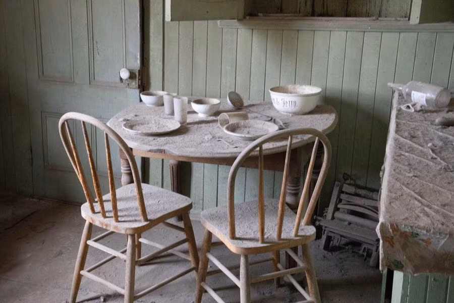 "Lần đầu đến đây, tôi có cảm giác người dân đã bị người ngoài hành tinh bắt cóc. Họ dọn đồ ngay sau bữa tối. Thức ăn còn vương trên bàn và bếp", ông nói.