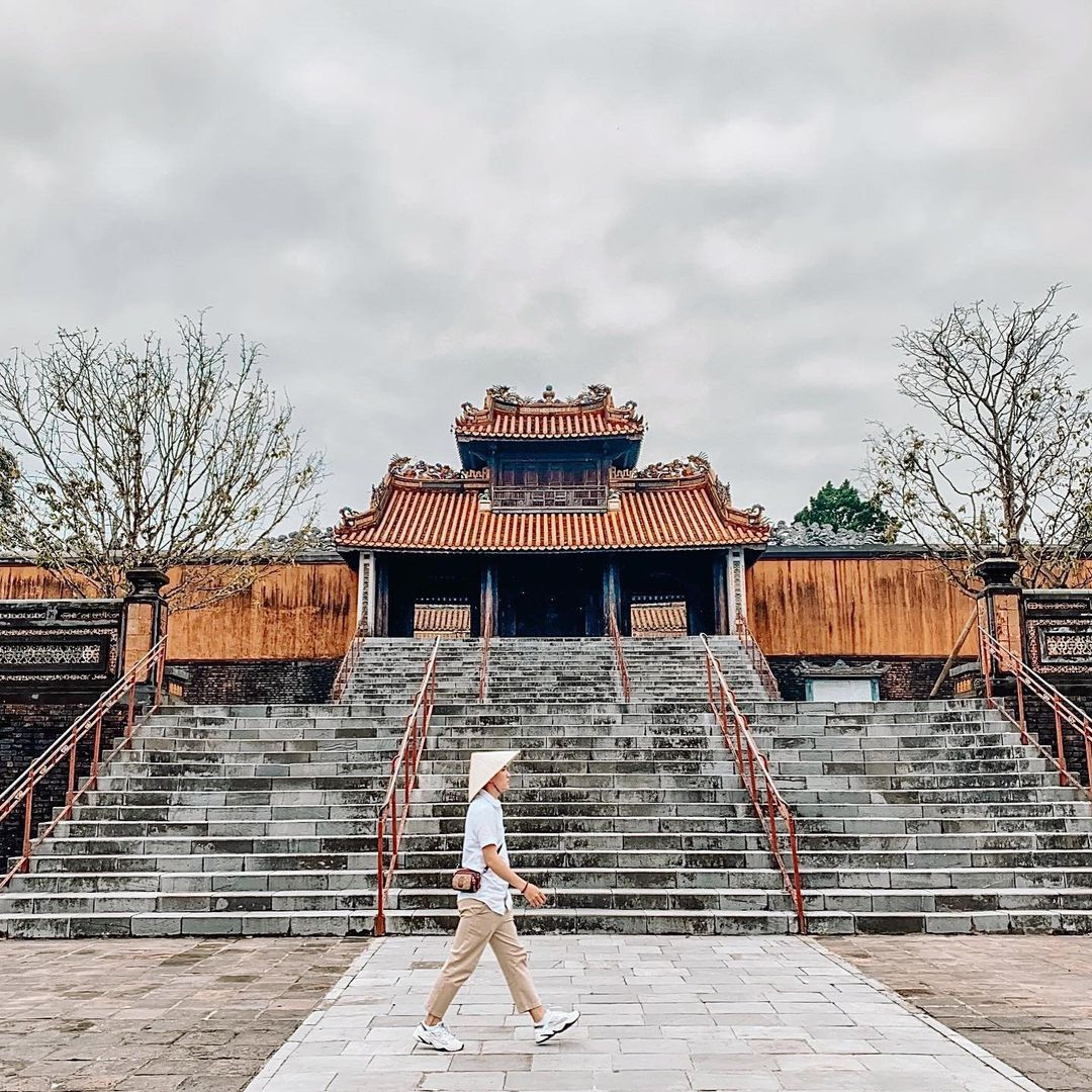 Theo biển thông tin đặt tại di tích, lăng Tự Đức có tên chữ là Khiêm lăng, được xây dựng trong khoảng thời gian 1864-1867. Vẻ đẹp của Khiêm lăng được đánh giá như một bức tranh sơn thủy hữu tình, hài hòa giữa sự sáng tạo của con người với cảnh quan tự nhiên. Ảnh: Long.kienn.