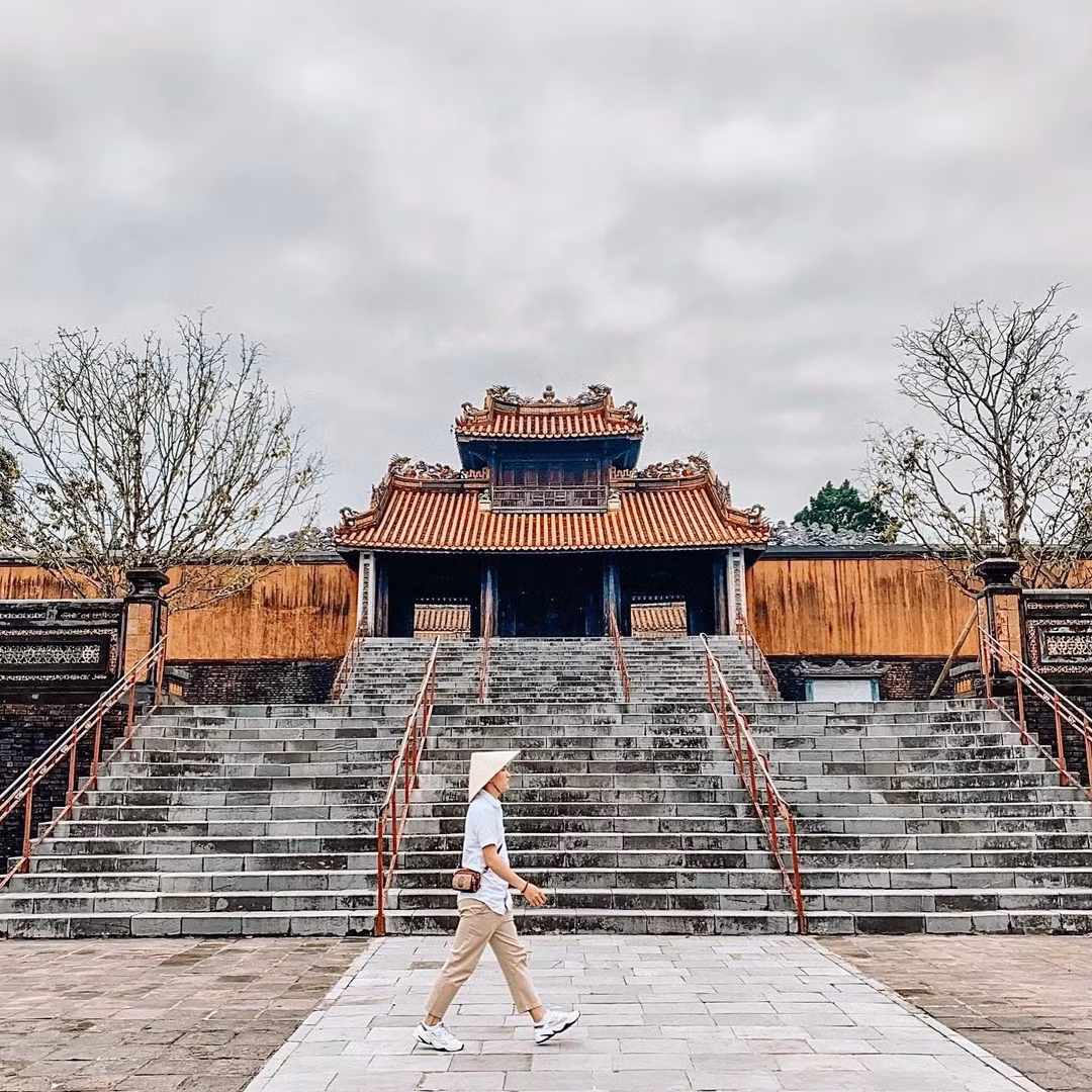 Theo biển thông tin đặt tại di tích, lăng Tự Đức có tên chữ là Khiêm lăng, được xây dựng trong khoảng thời gian 1864-1867. Vẻ đẹp của Khiêm lăng được đánh giá như một bức tranh sơn thủy hữu tình, hài hòa giữa sự sáng tạo của con người với cảnh quan tự nhiên. Ảnh: Long.kienn.