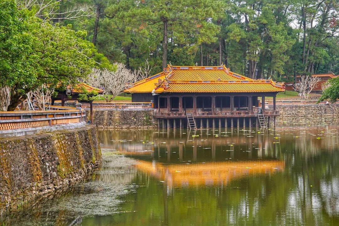 Xung Khiêm tạ và Dũ Khiêm tạ trên hồ Lưu Khiêm được đánh giá là những công trình độc đáo trong tổng thể kiến trúc Khiêm lăng, có hình thức nhà tạ dựng trên mặt nước, duyên dáng soi bóng xuống hồ. Xưa, đây là nơi nhà vua nghỉ ngơi, làm thơ, đọc sách... Ảnh: Sunshaun.hlt.