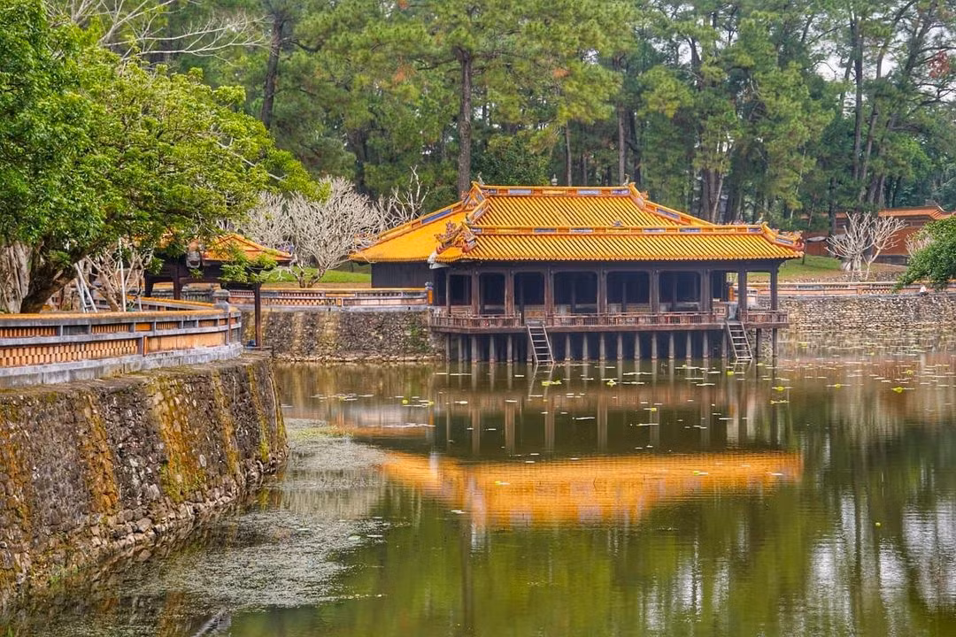 Xung Khiêm tạ và Dũ Khiêm tạ trên hồ Lưu Khiêm được đánh giá là những công trình độc đáo trong tổng thể kiến trúc Khiêm lăng, có hình thức nhà tạ dựng trên mặt nước, duyên dáng soi bóng xuống hồ. Xưa, đây là nơi nhà vua nghỉ ngơi, làm thơ, đọc sách... Ảnh: Sunshaun.hlt.