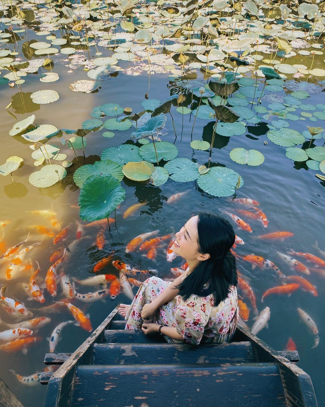 Hồ Lưu Khiêm là yếu tố minh đường quan trọng trong bố cục Khiêm lăng, mang vẻ đẹp thơ mộng. Giữa hồ có đảo Tịnh Khiêm, có những cây cầu duyên dáng bắc qua... Ảnh: Lehatruc.