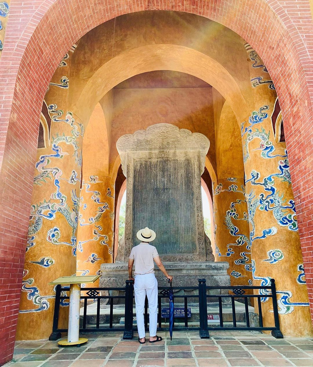 Theo tư liệu của Bảo tàng Cổ vật Cung đình Huế, bia Khiêm Cung Ký ở lăng Tự Đức là tấm bia có số lượng văn tự nhiều nhất ở Việt Nam với 4.935 chữ Hán khắc trên cả hai mặt bia. Bia có kích thước đồ sộ, phong cách đặc sắc, nội dung văn bia do chính vua Tự Đức soạn thảo năm 1871. Ảnh: Huynh.chao.hung.