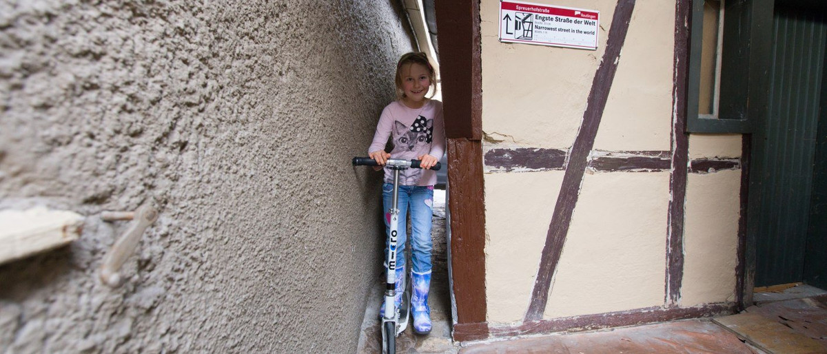 Dù bất tiện khi khi di chuyển, nhiều du khách từ châu Á và châu Mỹ vẫn tìm đến đây vì tò mò. Người dân địa phương đùa rằng, con phố là thước đo chuẩn mực cho chế độ ăn uống của họ. Ảnh: Stuttgart Tourist.