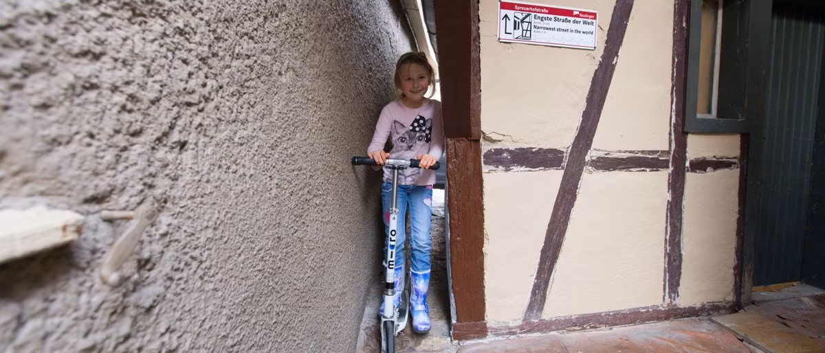 Dù bất tiện khi khi di chuyển, nhiều du khách từ châu Á và châu Mỹ vẫn tìm đến đây vì tò mò. Người dân địa phương đùa rằng, con phố là thước đo chuẩn mực cho chế độ ăn uống của họ. Ảnh: Stuttgart Tourist.