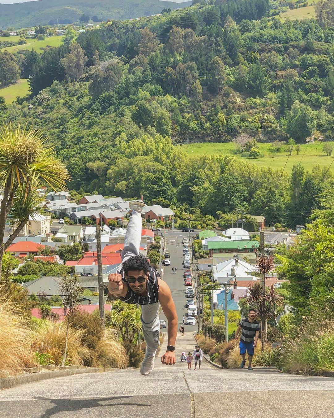 Trong khi đoạn dưới rải bê tông thì dốc phía trên được lát nhựa để dễ bảo trì, tránh trường hợp nhựa đường chảy xuống khi nắng nóng. Độ dốc bất thường của con đường được tạo ra do quy hoạch đô thị kém, người xây dựng không nắm rõ địa hình thành phố. Ảnh: Insiders Dunedin.