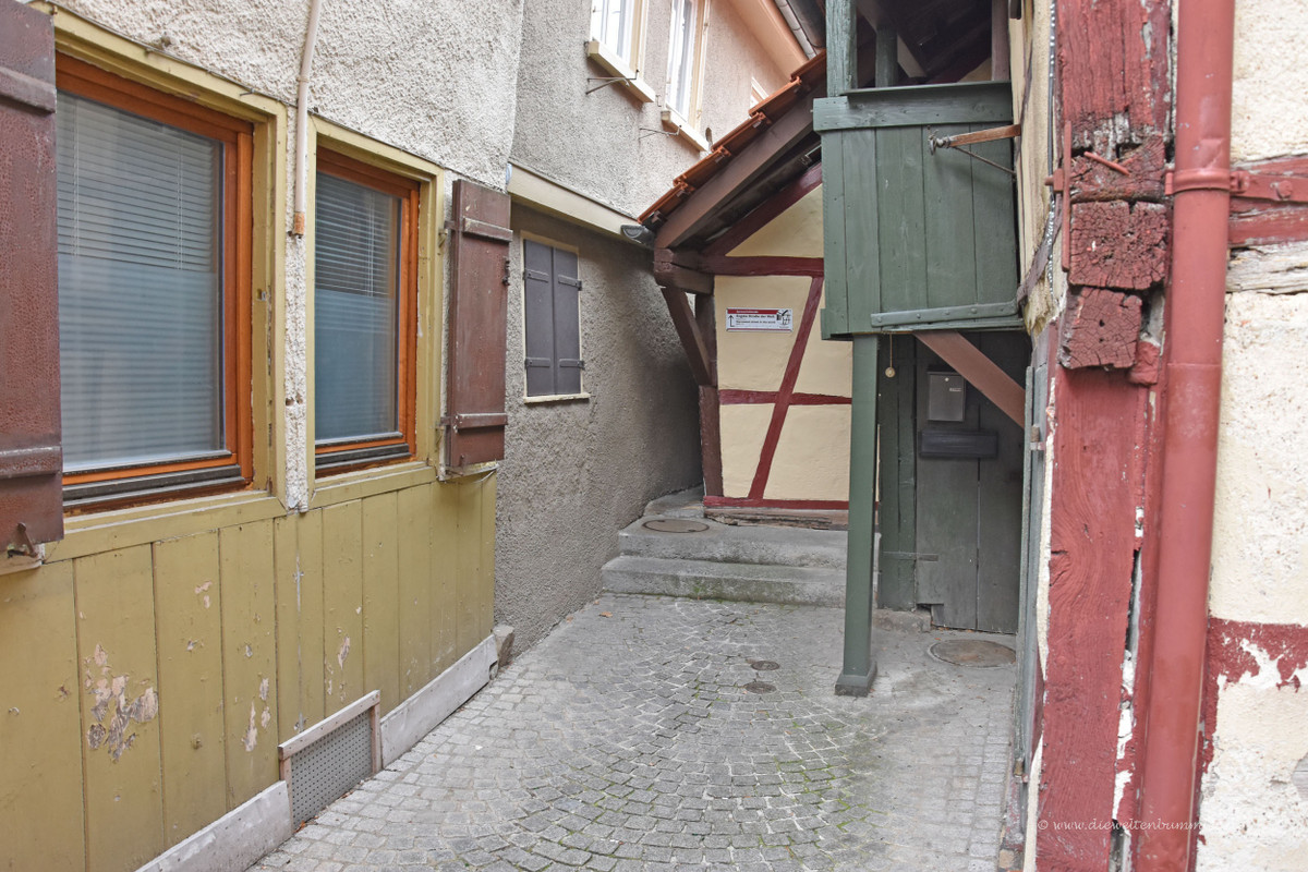  Spreuerhofstraße (Đức): Theo sách kỷ lục Guinness, con phố hẹp nhất thế giới tên Spreuerhofstraße, ở thị trấn cổ Reutlingen, Đức. Phố Spreuerhofstraße dài 3,8 m, chỗ hẹp nhất vỏn vẹn 31 cm, người quá cao phải cúi khom người khi qua. Thực ra, nơi đây là một con hẻm nằm lọt giữa 2 ngôi nhà xây gần nhau. Ảnh: Die Weltenbummler.