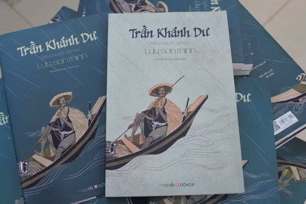 Trong kháng chiến chống quân Mông Cổ xâm lược năm 1258, Trần Khánh Dư từng lập công lớn, được nhà Trần phong là Phiêu kỵ tướng quân - vốn chỉ phong cho các hoàng tử.