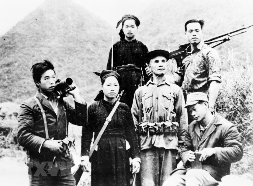 Ông Lục Văn Vĩnh và 5 người con ở bản Nà Lỏng, xã Ngọc Khê, huyện Trùng Khánh, tỉnh Cao Bằng tham gia lực lượng vũ trang trong cuộc chiến đấu bảo vệ biên giới phía Bắc. Ảnh: Tạ Hải/TTXVN.