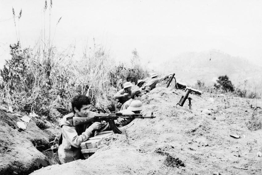 Từ 9h15 sáng 20/2/1979, chiến sĩ Đại đội 10, Tiểu đoàn 3 bộ đội Lạng Sơn tổ chức tấn công, chiếm lại đồi Chậu Cảnh và đồi Cây Xanh (cao điểm 409), thuộc xã Tam Lung, huyện Văn Lãng, tỉnh Lạng Sơn, bị địch chiếm đóng từ ngày 17/2/1979. Ảnh: Hà Việt/TTXVN.