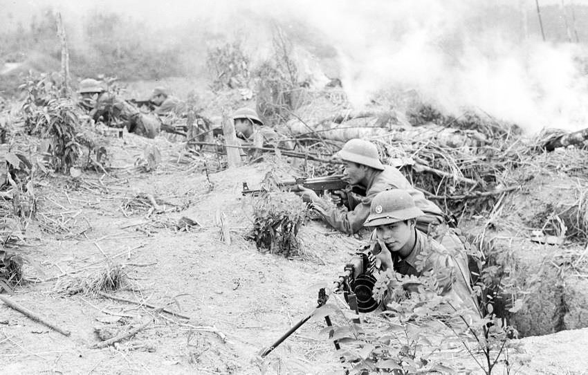 Chiến sĩ Đại đội 2 bộ binh, Tiểu đoàn 1, Đoàn H54 bộ đội địa phương tỉnh Hoàng Liên Sơn được tặng Huân chương Chiến công hạng Ba về thành tích dũng cảm chiến đấu, đánh lui nhiều đợt tấn công của địch, giữ vững chốt trên cao điểm 340 thuộc bản Phiệt, huyện Mường Khương, tỉnh Hoàng Liên Sơn (nay thuộc tỉnh Lào Cai). Ảnh: Nguyễn Trân/TTXVN.