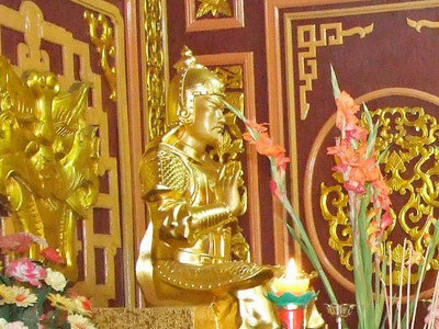 Theo "Kỷ yếu" của Đào Duy Anh, Nguyễn Văn Thoại (tướng nhà Nguyễn) và Trần Quang Diệu (tướng nhà Tây Sơn) là bạn thân từ nhỏ. Sau này, 2 ông trở thành danh tướng của 2 triều đại đối địch. Theo "Kỷ yếu" của Lê Duy Anh, năm 1801, lúc Nguyễn Văn Thoại mang quân từ Vạn Tượng (Lào) tiến đánh Phú Xuân, thì nghe tin Trần Quang Diệu từ Quy Nhơn cầm binh ra tiếp cứu. Không muốn đối đầu với bạn, tướng Nguyễn Văn Thoại đã giao binh quyền cho phó tướng của mình là Lưu Phước Tường rồi bỏ vào Gia Định.