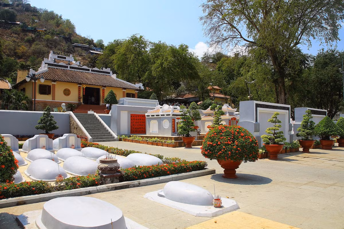 Theo Cổng thông tin điện tử thành phố Đà Nẵng, Nguyễn Văn Thoại là danh tướng của vua Gia Long. Ông quê gốc ở làng An Hải (phường An Hải Tây, quận Sơn Trà, thành phố Đà Nẵng ngày nay).