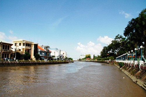 Ghi nhớ công lao của Nguyễn Văn Thoại, vua Minh Mạng đã cho ông lấy tên người vợ của mình để đặt tên cho con kênh này. Đó là bà Châu Thị Vĩnh Tế.