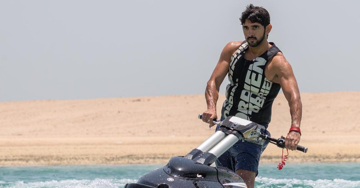 Ngoài ra, vị thái tử này còn là chủ nhân của chiếc du thuyền hạng sang trị giá 70 triệu USD. Du thuyền tên Smeralda có chiều dài 77 m và 12 phòng riêng với các tiêu chuẩn xa hoa đáp ứng tiêu chí của hội nhà giàu. Mỗi lần ra khơi, 24 nhân viên sẽ đi theo cùng để phục vụ mọi nhu cầu. Ảnh: BI.