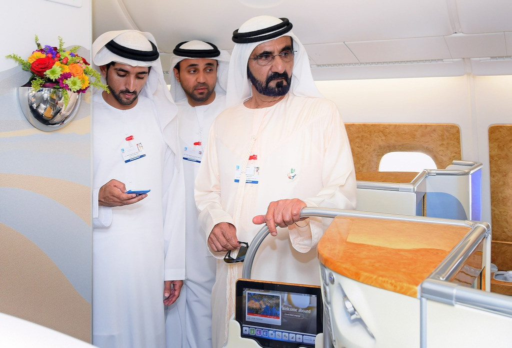 Tiểu vương này kiểm soát Tập đoàn đầu tư Dubai Holdings, sở hữu các bất động sản xa xỉ ở châu Âu. Tiểu vương được coi là người đã đưa Dubai trở thành đô thị tầm cỡ quốc tế với việc xây dựng nhiều công trình mang tính biểu tượng cho thành phố như đảo nhân tạo, hãng hàng không 5 sao, khách sạn 7 sao. Ngoài ra, ông cũng nổi tiếng là một người hào phóng khi đã quyên góp hàng tỷ USD cho các hoạt động thiện nguyện. Ảnh: Emirates.