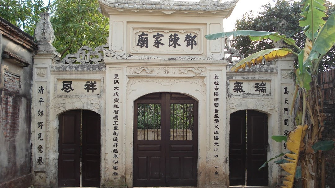 Trạng nguyên Đặng Công Chất người làng Phù Đổng, huyện Tiên Du, phủ Từ Sơn, trấn Kinh Bắc (nay thuộc xã Phù Đổng, huyện Gia Lâm, Hà Nội). Nguyên quán của ông là xã Thái Bát, huyện Bất Bạt (nay thuộc huyện Ba Vì, Hà Nội). Đặng Công Chất đỗ trạng nguyên khoa Tân Sửu, niên hiệu Vĩnh Thọ thứ 4 (1661), thời vua Lê Thần Tông.