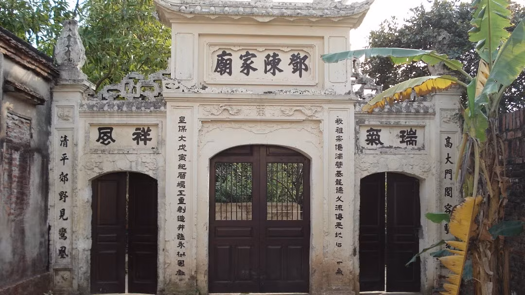 Trạng nguyên Đặng Công Chất người làng Phù Đổng, huyện Tiên Du, phủ Từ Sơn, trấn Kinh Bắc (nay thuộc xã Phù Đổng, huyện Gia Lâm, Hà Nội). Nguyên quán của ông là xã Thái Bát, huyện Bất Bạt (nay thuộc huyện Ba Vì, Hà Nội). Đặng Công Chất đỗ trạng nguyên khoa Tân Sửu, niên hiệu Vĩnh Thọ thứ 4 (1661), thời vua Lê Thần Tông.