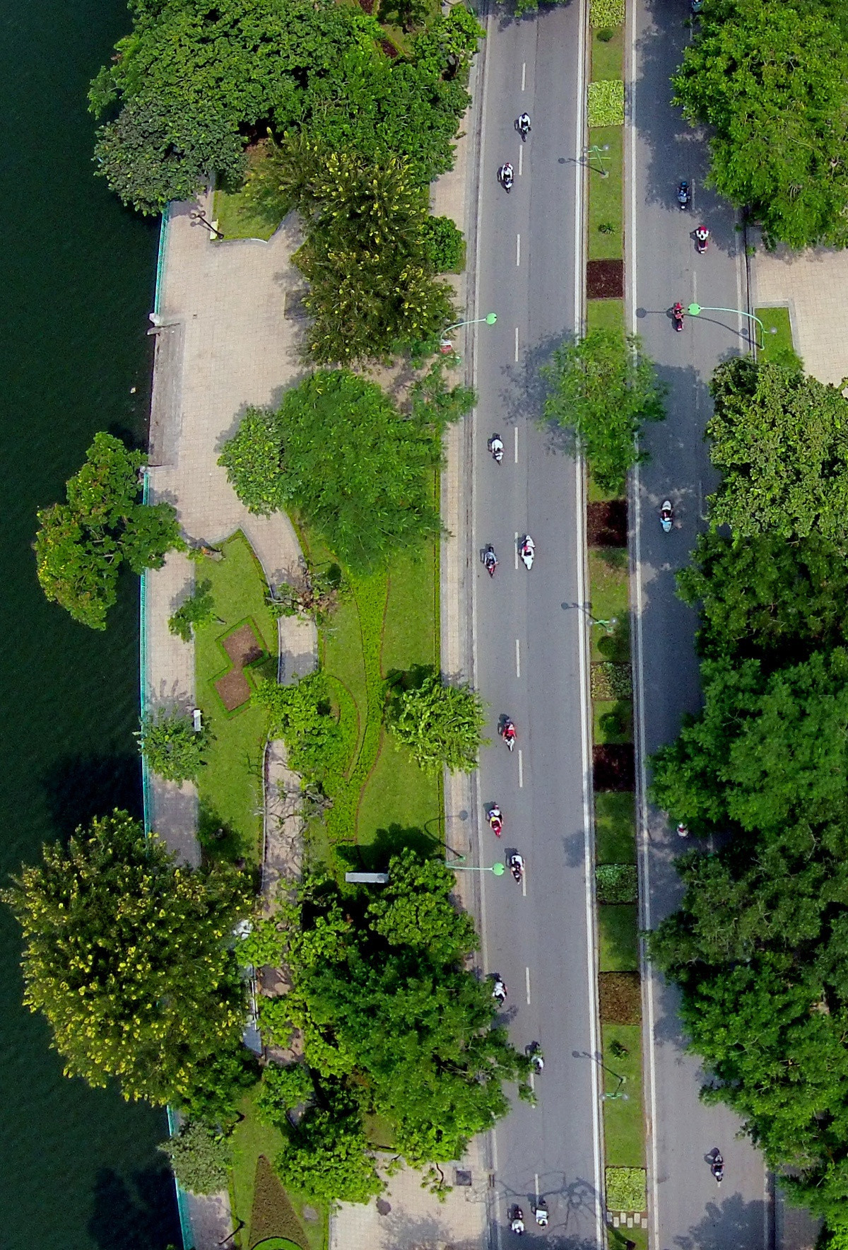 Đường Thanh Niên nằm giữa hồ Tây và hồ Trúc Bạch, dài gần 1 km. Theo Cổng TTĐT Hà Nội, ngày 16/10/1958, Chủ tịch Hồ Chí Minh đến thăm nơi đây và đặt tên là đường Thanh Niên. Ảnh: Hoàng Hà.