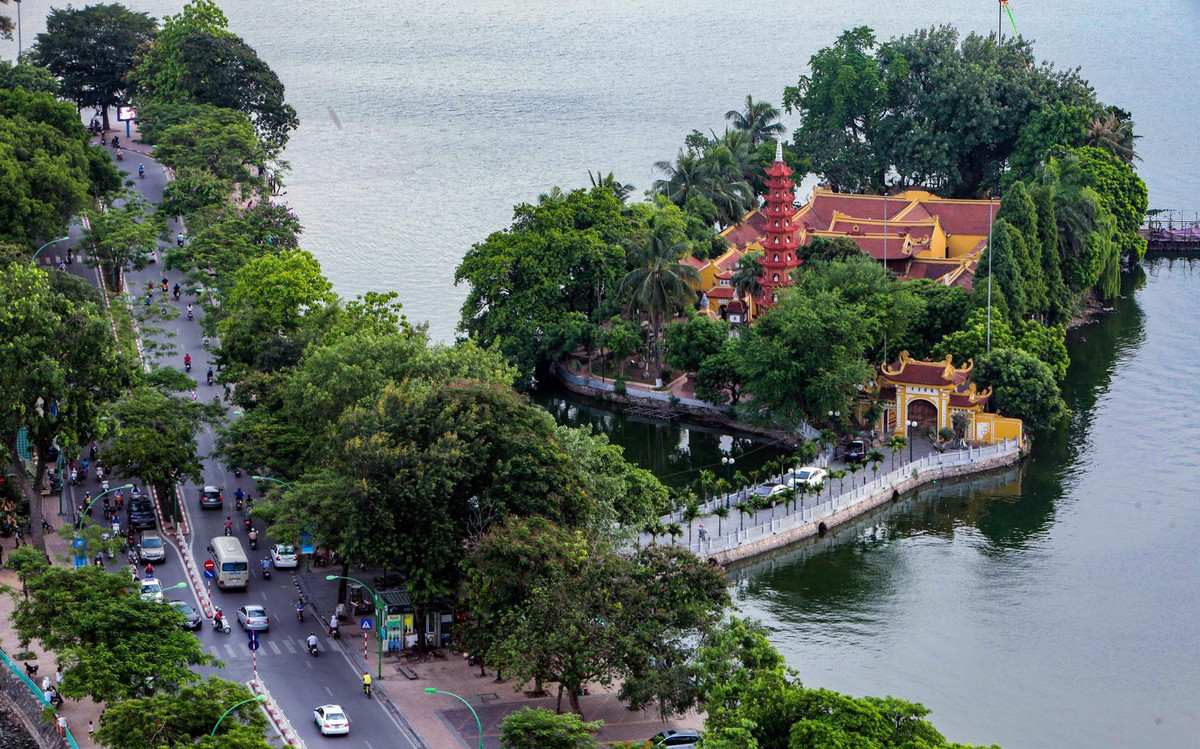 Chùa Trấn Quốc nổi tiếng nằm trên một đảo nhỏ ở phía đông hồ Tây, gần sát đường Thanh Niên. Theo Cổng TTĐT quận Tây Hồ, chùa có lịch sử 15 thế kỷ, mang tên Trấn Quốc từ thời vua Lê Hy Tông, khoảng niên hiệu Chính Hòa (1680-1705). Ảnh: Việt Linh.