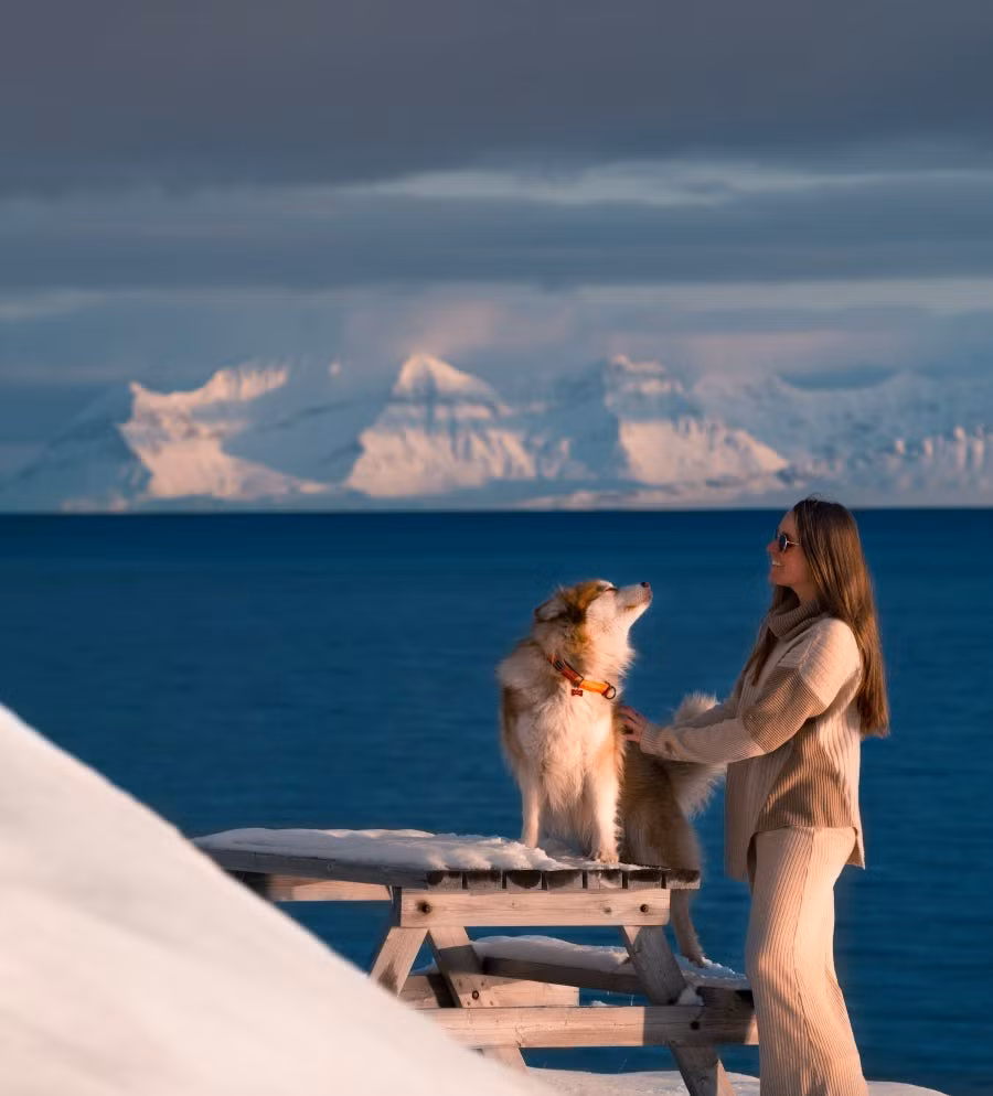 "Người bạn đồng hành 4 chân" tên Grim luôn ở cạnh Cecilia trên quần đảo khắc nghiệt này. Mỗi sáng thức dậy, việc đầu tiên Cecilia làm là đưa Grim ra ngoài dạo chơi trước khi dành thời gian tự pha cho mình cốc cà phê nóng. Mỗi khi ra ngoài, cô luôn phải xích Grim bằng sợi dây để tránh những cuộc "ẩu đả" với động vật hoang dã lang thang như cáo, tuần lộc... Grim cũng rất giỏi trong việc phát hiện gấu Bắc Cực.