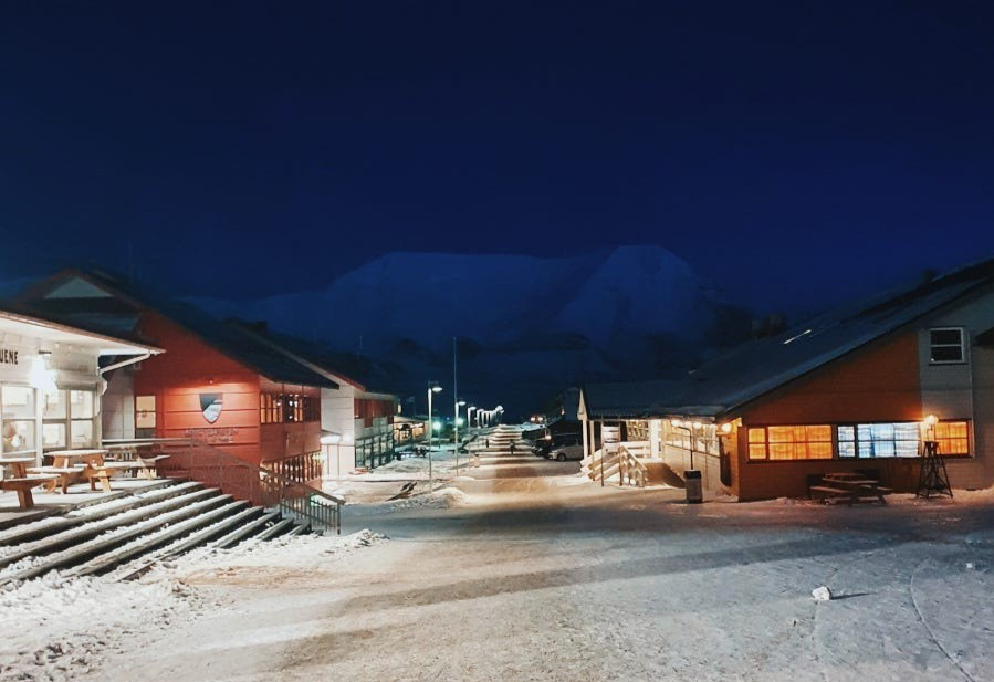 Trong khi các nhu yếu phẩm có thể mua ở siêu thị, tạp hóa, việc nhận đồ online lại không đơn giản thế. Cecilia phải ra tận bưu điện để lấy đồ nếu cô đặt hàng trên mạng. "Nhanh thì 3 ngày còn không cũng phải mấy tuần, phụ thuộc vào chuyến bay và điều kiện thời tiết", cô chia sẻ.