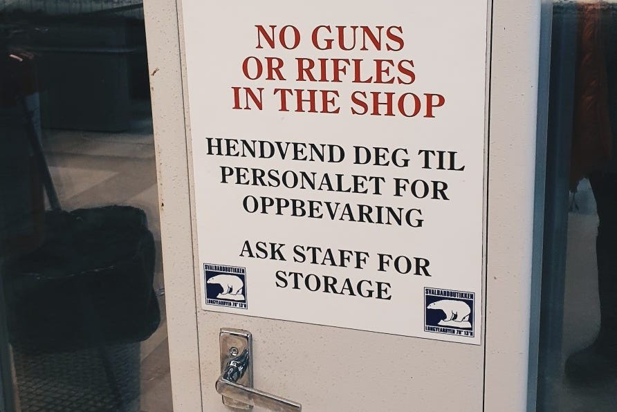 Nhiều siêu thị không cho phép khách hàng mang súng vào trong. Bạn có thể gửi lại ở tủ đựng súng. Thực phẩm trong các siêu thị khá hạn chế nên người dân ở đây không thể tính toán trước họ sẽ làm gì cho bữa ăn. Bên cạnh đó, do vị trí đặc biệt, các nhu yếu phẩm đều được bán với giá khá đắt. Dù cố chi tiêu tiết kiệm, mỗi tháng, Cecilia cùng bạn trai đều chi tối thiểu 900 USD để đi siêu thị.