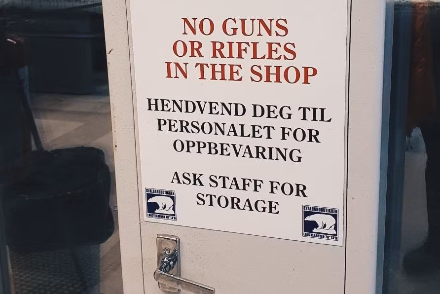 Nhiều siêu thị không cho phép khách hàng mang súng vào trong. Bạn có thể gửi lại ở tủ đựng súng. Thực phẩm trong các siêu thị khá hạn chế nên người dân ở đây không thể tính toán trước họ sẽ làm gì cho bữa ăn. Bên cạnh đó, do vị trí đặc biệt, các nhu yếu phẩm đều được bán với giá khá đắt. Dù cố chi tiêu tiết kiệm, mỗi tháng, Cecilia cùng bạn trai đều chi tối thiểu 900 USD để đi siêu thị.