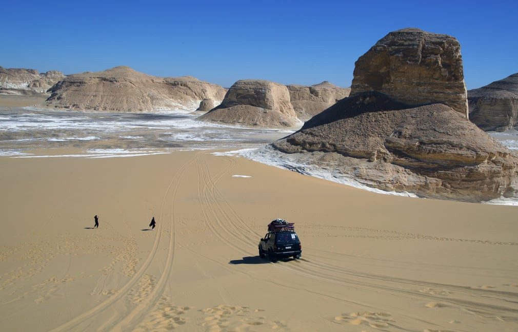 Nhiều tour du lịch sa mạc trắng được mở ra với giá khoảng 85 USD/người. Du khách sẽ được cung cấp phương tiện vận chuyển chung tới sa mạc, đi xe jeep vòng quanh, cắm trại và ăn tối, ngắm sao...