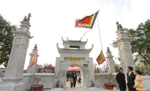 Dưới thời vua Trần Nghệ Tông, Hồ Tông Thốc từng giữ chức Hàn Lâm học sĩ phụng chỉ kiêm Thẩm hình viện sứ. Ông đã soạn các bộ sách sử như: "Việt Nam thế chí" và "Việt sử cương mục". Tiếc rằng đến nay, cả 2 bộ sách đều đã thất lạc. Bộ "Việt sử cương mục" của ông được sử gia Ngô Sĩ Liên nhận xét: "Ghi chép thận trọng mà có phương pháp, bình luận sự việc thiết đáng mà không rườm rà, cũng gần hy vọng được".