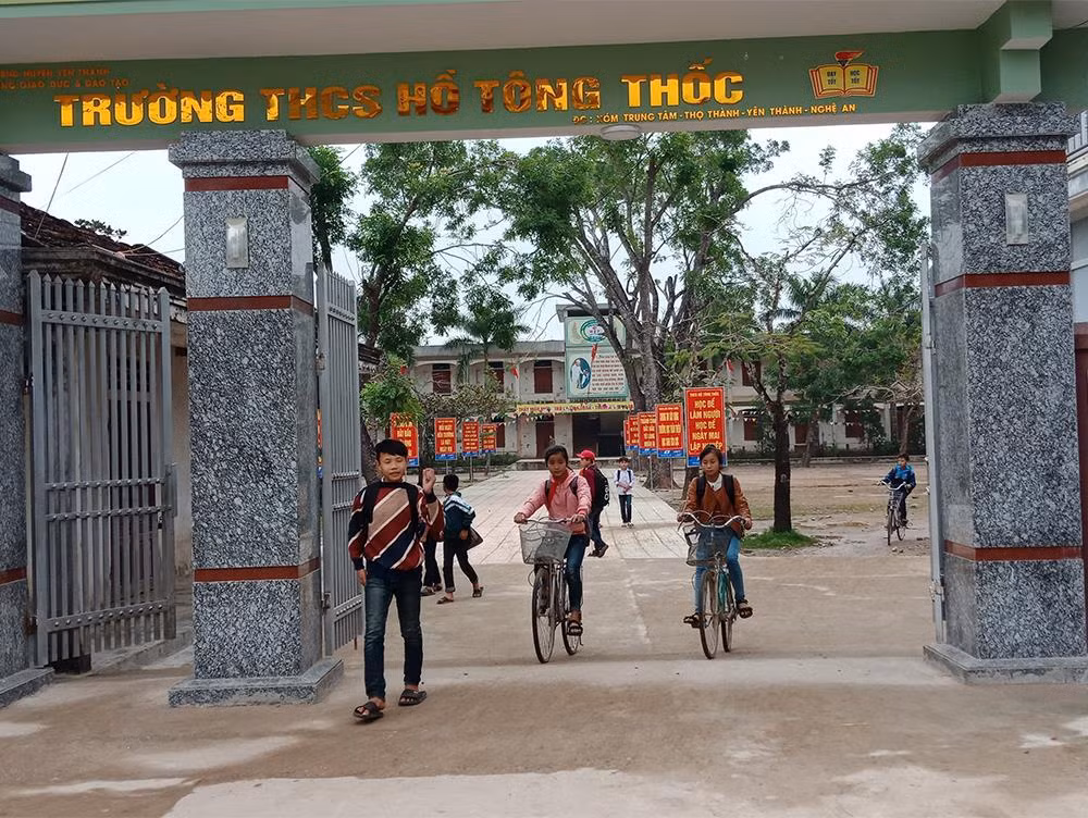 Hồ Tông Thốc là một trong những nhân tài khoa bảng đầu tiên của vùng đất học xứ Nghệ. Ngày nay, tại quê ông ở xã Thọ Thành, huyện Yên Thành, tỉnh Nghệ An, một ngôi trường được đặt theo tên ông, đó là THCS Hồ Tông Thốc. Tên ông cũng được đặt cho đường phố ở thành phố Vinh (Nghệ An).